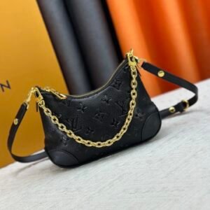 M25519 presbyopia mini croissant bag NANO BOULOGNE croissant handbag 45832 45831 Boulogne handbag is made of classic Monogram canvas, equipped with double zippers and a spacious inner patch pocket that can accommodate an ione 12 o mobile phone. The adjustable shoulder strap allows it to be worn cross-body or over the shoulder, and can be removed to transform into a small chain bag or clutch. Dimensions: 20 x 14 x 6 cm