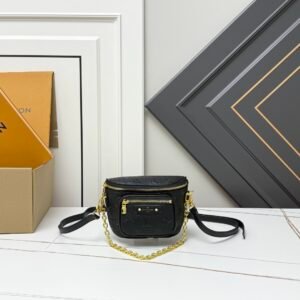 [Upgraded version, exclusive real shot] M46917 M82335 M83275 M82208 M82347 This Mini Bumbag handbag comes from the LV Gradient series, and the Monogram embossing of Monogram Emeinte leather renders gradient midsummer colors. The on-trend construction features a zipped main compartment and a front pocket with a Louis Vuitton leather label. With the detachable chain and detachable and adjustable shoulder strap, it can be worn as a shoulder or cross-body bag. 17.0 x 12.0 x 9.5 cm (length x height x width)
•