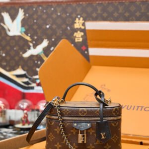 【Model】𝑴𝟒𝟕𝟏𝟐𝟓｜@𝟗𝟎𝟎
【Grade】𝑨𝑹 Dongguan｜🌍purchase version
【Product Name】𝑳𝑽 𝑿 𝑻𝑴 𝑽𝑨𝑵𝑰𝑻𝒀 𝑪𝑯𝑨𝑰
【Size】𝟏𝟗*𝟏𝟏.𝟓*𝟔.𝟓cm (length, height and width)📦
【Hardware】𝑺𝑼𝑺𝟑𝟏𝟔 stainless steel｜𝟏𝟖𝑲 electroplated with thick gold 𝟎.𝟑mi͙
—————ʕ·աˑ·ཻʔ︎ ————— ~f ฅ՞••՞ฅ︎——————
【Origin】🇫🇷France "Dynamic 𝗡𝗙𝗖 163C01 District ̚ Block ̚ Chain ̚ Number ̚ Word ̚ Protect ̚ Photo ̚"
﹌◌𓆜 𓆝 𓆞 𓆝𓆟 𓆡 𓆜 𓆝 𓆝𓆞 𓆟◌̚﹌
【Introduction】
𝑳𝑽 𝑿 𝑻𝑴 𝑽𝑨𝑵𝑰𝑻𝒀 𝑪𝑯𝑨𝑰 The blockbuster Murakami Takashi's second season collaboration is a hot product. The lock element design is more fashionable and elegant based on the white tricolor. It is equipped with a metal buckle shoulder strap, which is like a necklace on the bag mouth. It is both practical and decorative. The 2025 hot girl’s standard equipment deserves a name! It’s another tool for street photography. It feels so good to have no waste. The small body of the bag can hold two or three mobile phones📱. It has a handle that is very Kelly. The long shoulder strap can also be worn cross-body to free up your hands. It is so considerate and cute🐰. 𓂃𓊝𓄹𓄺𓂃𓂃𓂃𓅷𓏲𓂃𓊝𓄹𓄺𓂃𓂃𓂃𓅷𓏲𓂃