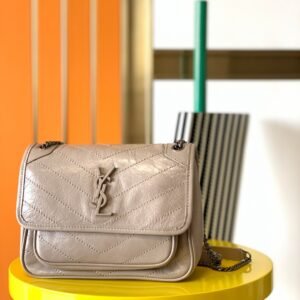 [Imported original leather🇫🇷]  Hot model NIKI～22CM [Color][Color]633160 original leather with crackle pattern [Strong][Strong] There are so many celebrities, it is hard to find a pack of the same model online. NIKI is popular all over the world. The best-selling one is of course the medium size 22cm, super large capacity, oil wax wrinkled cowhide, the hardware is even more special, the surface of the hardware is cowhide! The process is very complicated and gives you different visual effects! A must-have style! Celebrities and Internet celebrities each have one! Style number: 533037～498892 Size: 22X16.5X7.5CM 168520