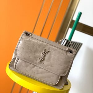 [Imported original leather🇫🇷]  Hot model NIKI～28CM [Color][Color] Original single leather with crackle pattern [Strong][Strong] There are many celebrities, and it is hard to find a pack of the same model online. NIKI is popular all over the world. The best-selling one is of course the medium size 28cm, super large capacity, oil wax wrinkled cowhide, the hardware is even more special, the surface of the hardware is cowhide! The process is very complicated and gives you different visual effects! A must-have style! Celebrities and Internet celebrities each have one! Style number: 653158~498894! Size: 28X20.5X8.5CM 168600