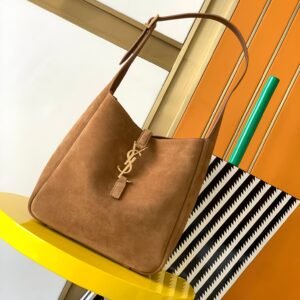 [Imported original leather🇫🇷]▪️ROSE▪️Nubuck leather, new style for autumn and winter, the same style as Korean stars Hobo!! This year’s extremely popular armpit bag Y Family is late but it’s here! ! The outline of the bag is simple and three-dimensional, and it looks stiff but not too sharp. Paired with the brand's iconic plug-in buckle, the overall look gives it a unique temperament that is both classic and elegant, yet also fashionable and modern.
Size: 22x22x10cm
Model: 713938