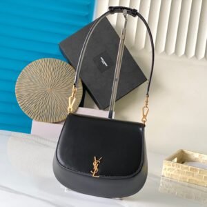 🌸 𝙑𝙊𝙇𝙏𝘼𝙄𝙍𝙀 𝘽𝙊𝙓 The new Voltaire underarm saddle bag~is a bright new star in the fashion industry! This bag perfectly combines the fashion of an underarm bag with the unique shape of a saddle bag, presenting a unique charm. Its Cassandra hardware opening and closing design is unique, not only showing a luxurious texture, but also adding practicality. The calfskin material is delicate and soft, and feels great to the touch, showing its high quality! This modern style handbag has a flat pocket inside and an adjustable handle, making it suitable for hand or shoulder carry! The shoulder strap is adjustable, giving you a variety of different carrying methods. Whether it is carried on the shoulder, cross-body or hand-held, it can be easily controlled to meet your needs in various occasions👑
Model: 800846 [original leather]
Size: 17.5x21x8cm