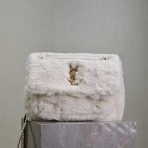 White·28cm
Autumn and winter rabbit fur models are out🧏🏻‍♀️
Popular niki_launches rabbit fur and leather series🧖🏻‍♀
The designer still makes the bag shape gentle and elastic, expressing more warmth and joyful emotions, textured yet so casual. I love it♡
So comfortable ~ every color is very high-end, the upper body is fashionable and romantic
The fashionable bags created by Y family are really becoming more and more popular among street experts~ Recommended buy🥂
Style number: 633158
Size: 28×20×8.5cm