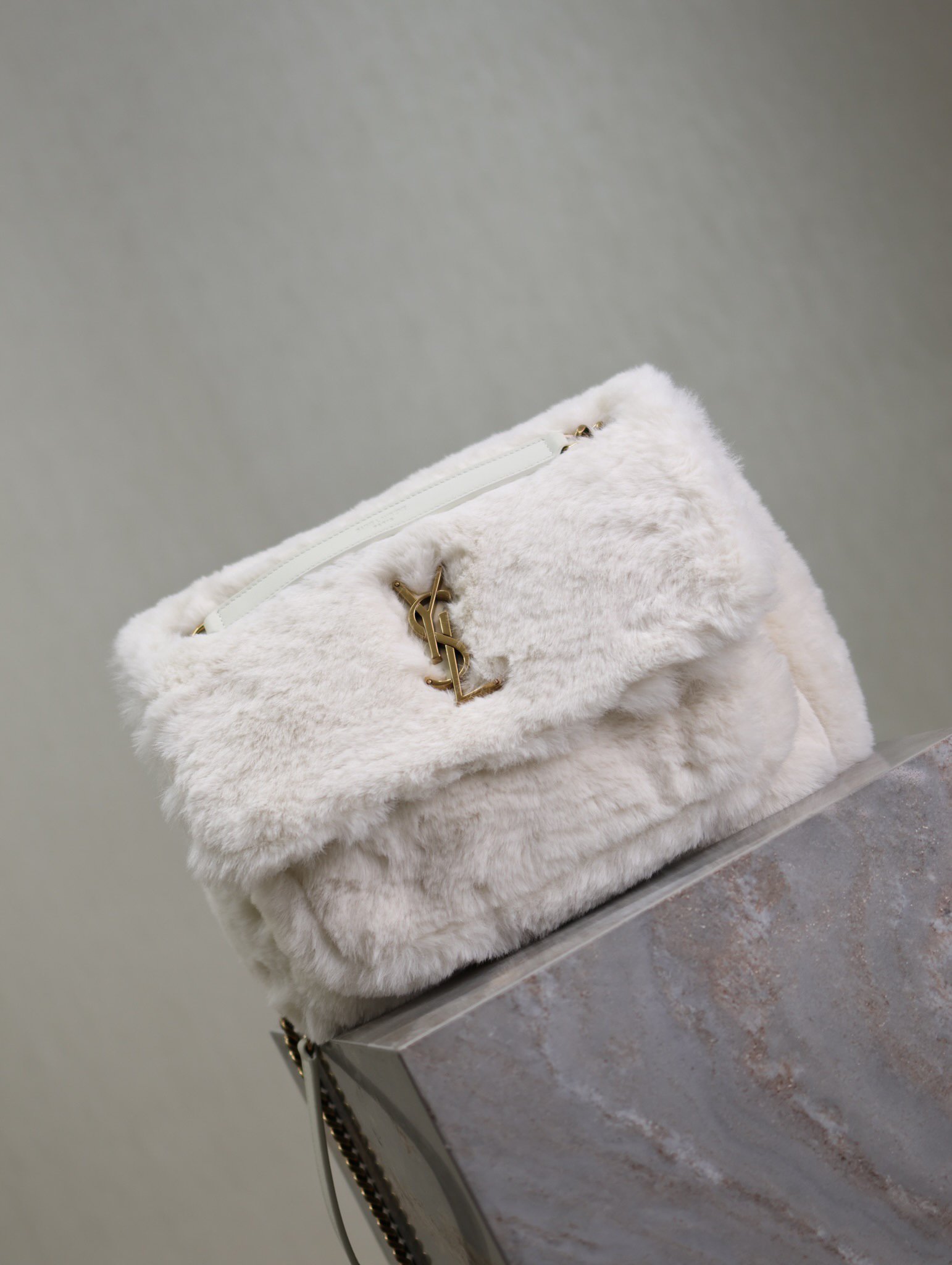 White·28cm
Autumn and winter rabbit fur models are out🧏🏻♀️
Popular niki_launches rabbit fur and leather series🧖🏻♀
The designer still makes the bag shape gentle and elastic, expressing more warmth and joyful emotions, textured yet so casual. I love it♡
So comfortable ~ every color is very high-end, the upper body is fashionable and romantic
The fashionable bags created by Y family are really becoming more and more popular among street experts~ Recommended buy🥂
Style number: 633158
Size: 28×20×8.5cm - Image 2