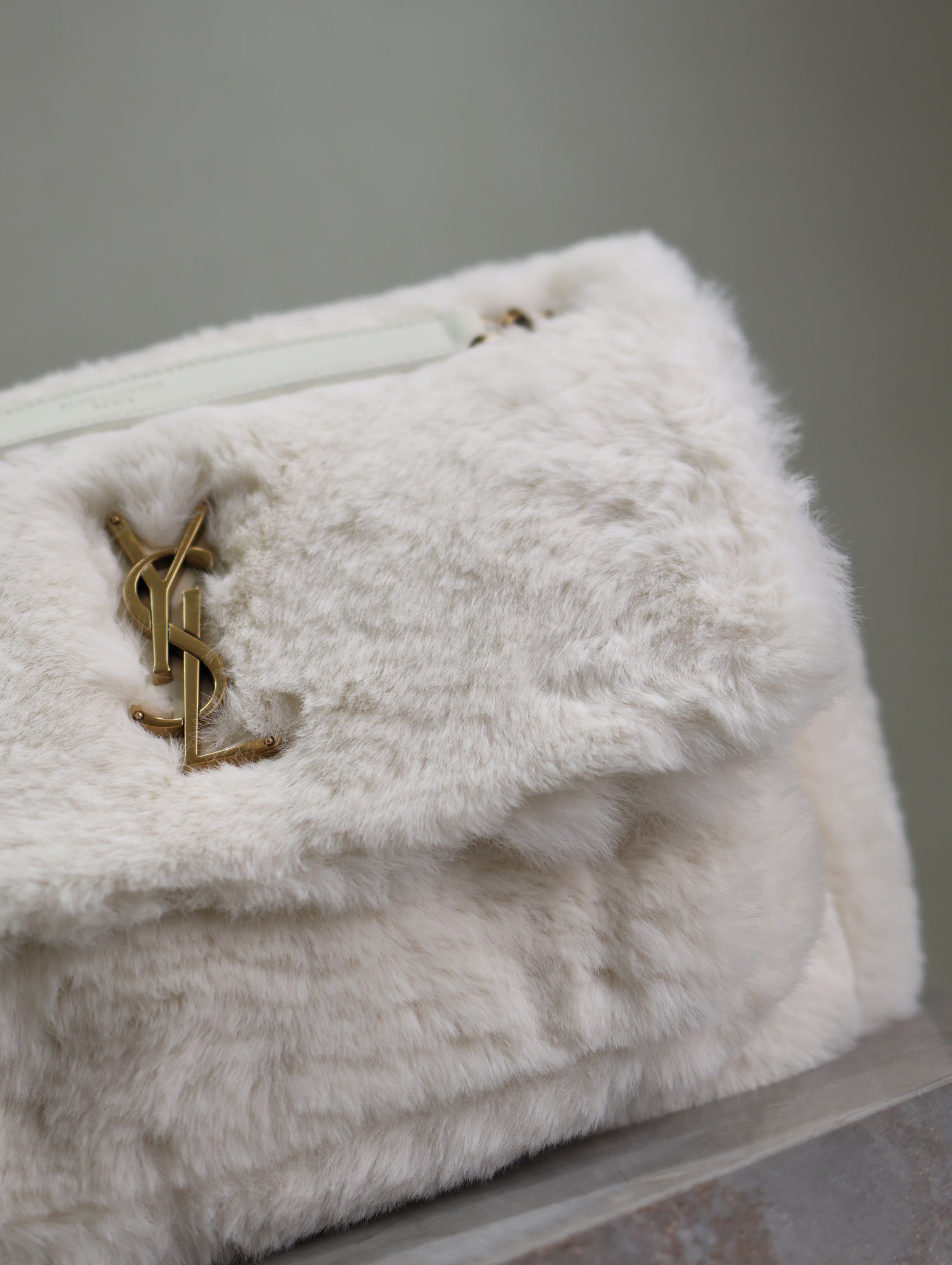 White·28cm
Autumn and winter rabbit fur models are out🧏🏻♀️
Popular niki_launches rabbit fur and leather series🧖🏻♀
The designer still makes the bag shape gentle and elastic, expressing more warmth and joyful emotions, textured yet so casual. I love it♡
So comfortable ~ every color is very high-end, the upper body is fashionable and romantic
The fashionable bags created by Y family are really becoming more and more popular among street experts~ Recommended buy🥂
Style number: 633158
Size: 28×20×8.5cm - Image 4