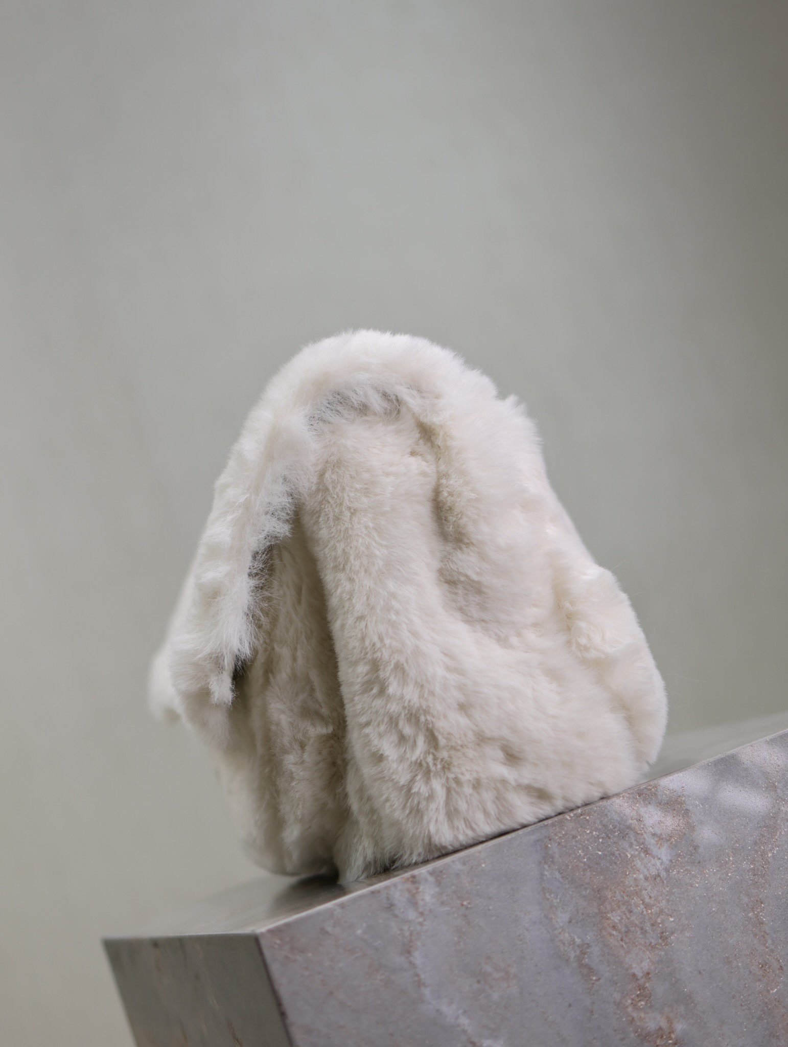 White·28cm
Autumn and winter rabbit fur models are out🧏🏻♀️
Popular niki_launches rabbit fur and leather series🧖🏻♀
The designer still makes the bag shape gentle and elastic, expressing more warmth and joyful emotions, textured yet so casual. I love it♡
So comfortable ~ every color is very high-end, the upper body is fashionable and romantic
The fashionable bags created by Y family are really becoming more and more popular among street experts~ Recommended buy🥂
Style number: 633158
Size: 28×20×8.5cm - Image 5