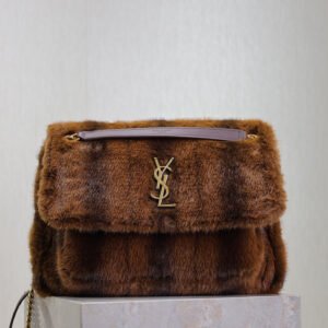 Brown coffee·32cm
Autumn and winter mink fur styles are out🧏🏻‍♀️
Popular niki_launches rabbit fur and leather series🧖🏻‍♀
The designer still makes the bag shape gentle and elastic, expressing more warmth and joyful emotions, textured yet so casual. I love it♡
So comfortable ~ every color is very high-end, the upper body is fashionable and romantic
The fashionable bags created by Y family are really becoming more and more popular among street experts~ Recommended buy🥂
Style number: 498830
Size: 32×23×9cm