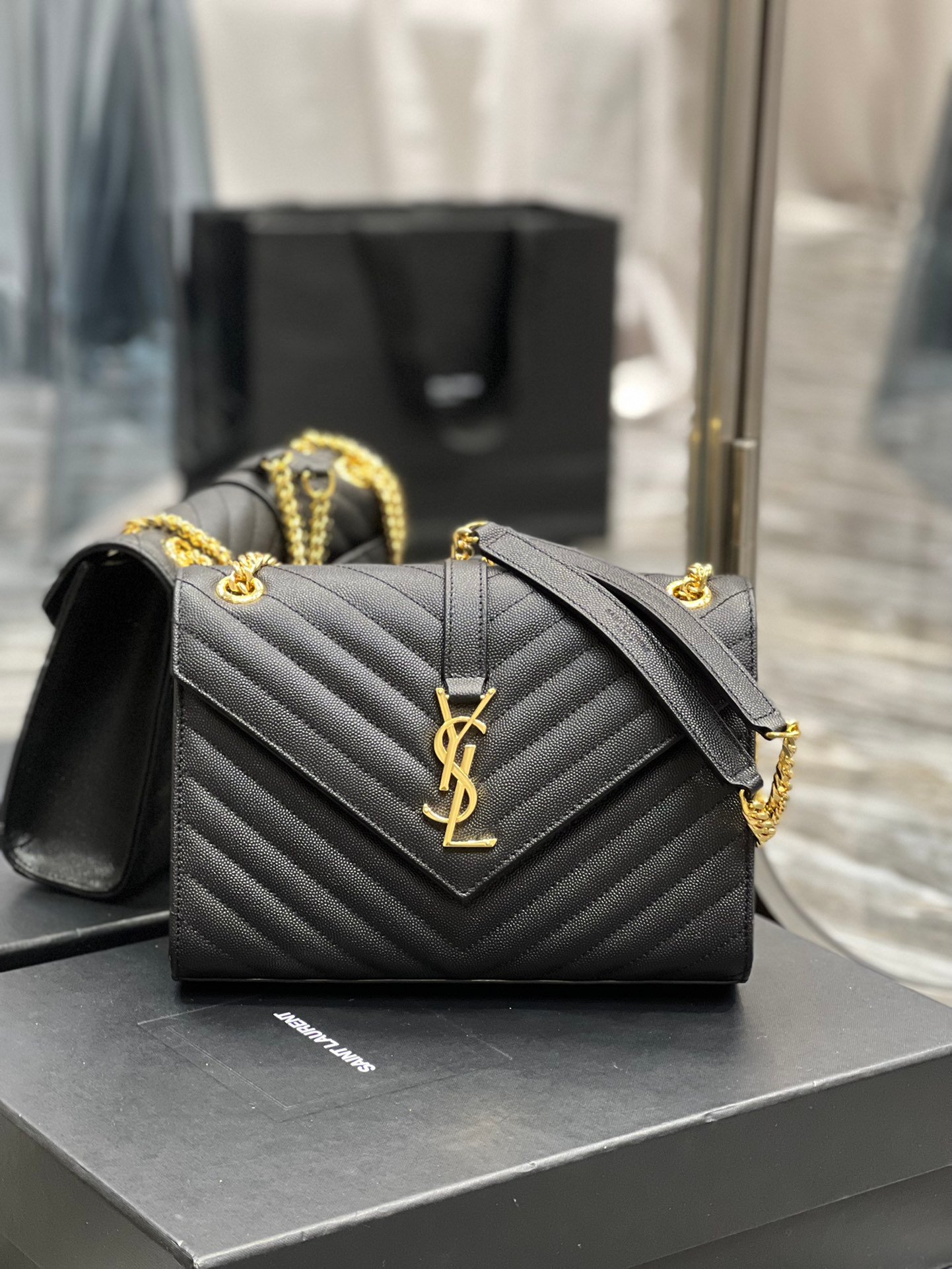 MONOGRAM medium envelope bag, made of cowhide imported from Italy, with wear-resistant caviar texture, a very elegant style, black with gold hardware is very classic, versatile! It’s OK to carry it over the shoulder or cross-body! Can be pretended again! p650
Model: 487206
Size: 24×17.5×6cm