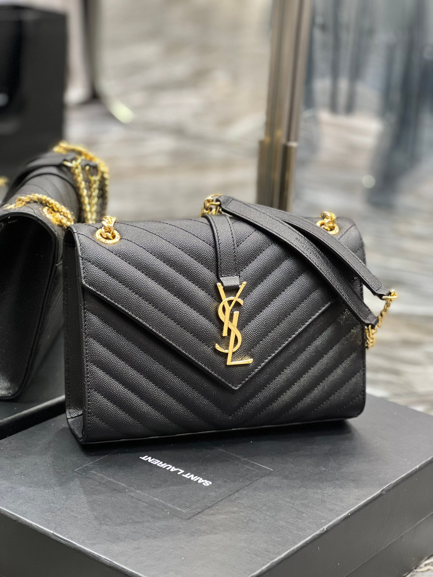 MONOGRAM medium envelope bag, made of cowhide imported from Italy, with wear-resistant caviar texture, a very elegant style, black with gold hardware is very classic, versatile! It’s OK to carry it over the shoulder or cross-body! Can be pretended again! p650
Model: 487206
Size: 24×17.5×6cm - Image 2
