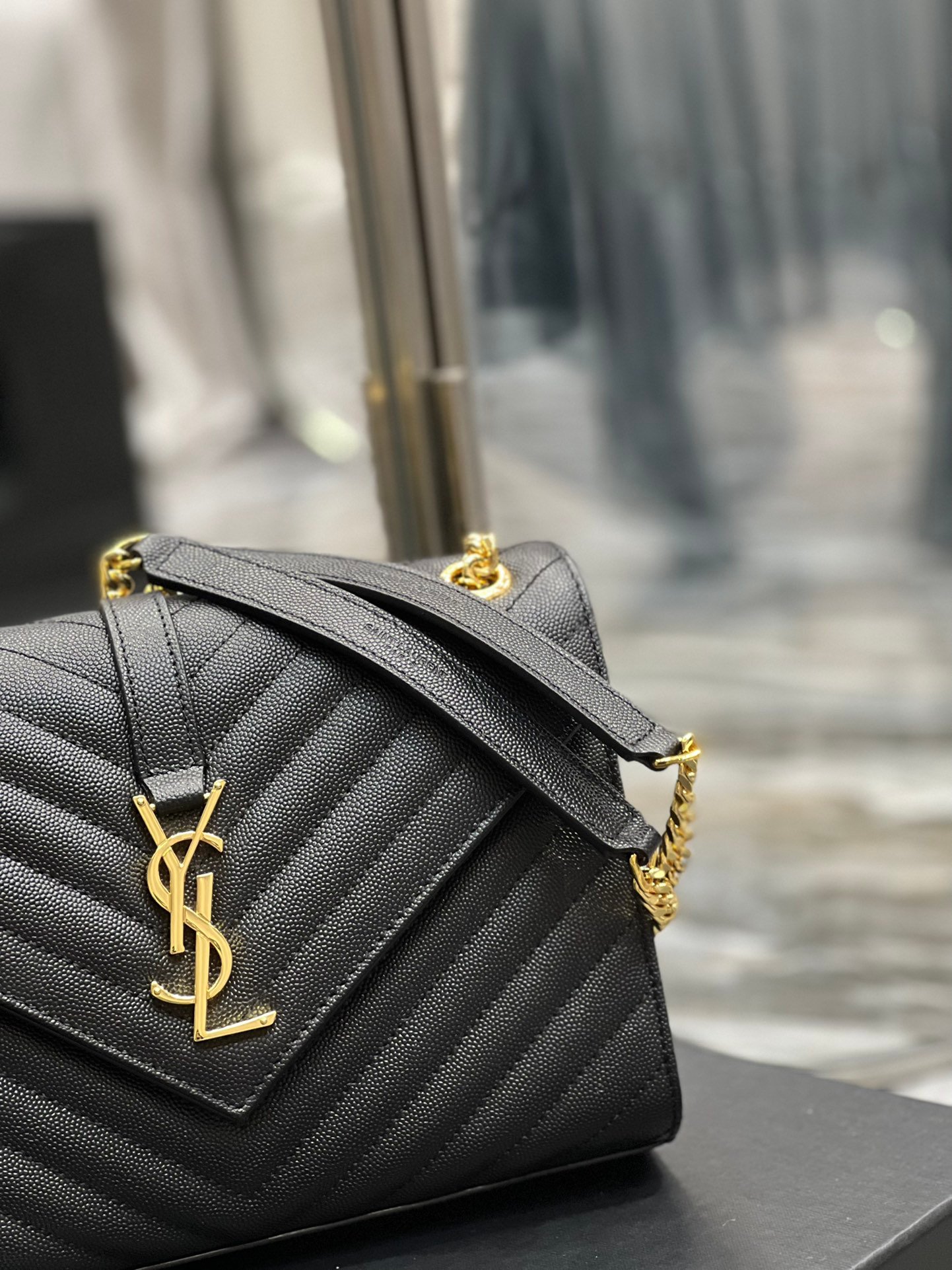 MONOGRAM medium envelope bag, made of cowhide imported from Italy, with wear-resistant caviar texture, a very elegant style, black with gold hardware is very classic, versatile! It’s OK to carry it over the shoulder or cross-body! Can be pretended again! p650
Model: 487206
Size: 24×17.5×6cm - Image 3
