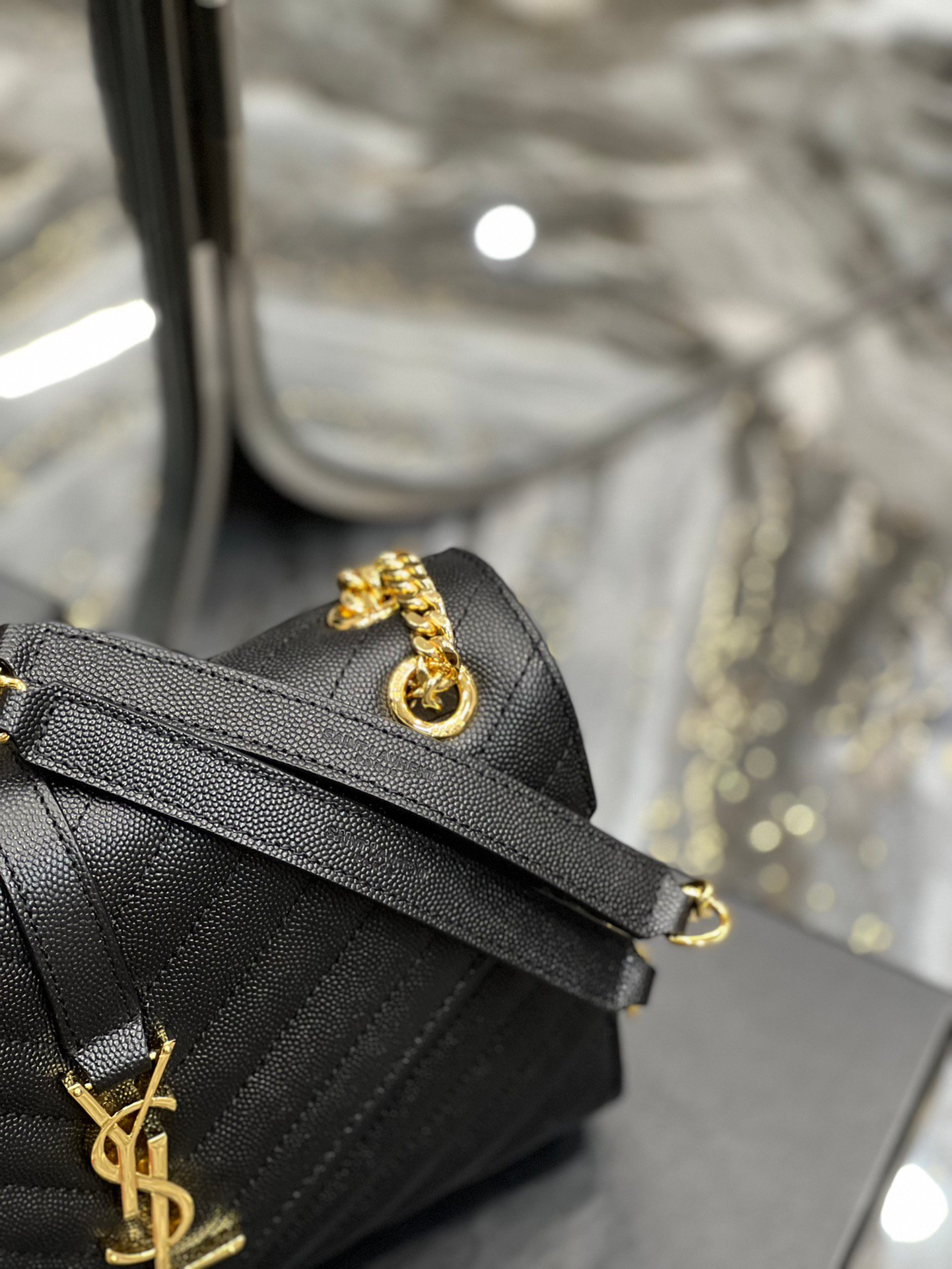 MONOGRAM medium envelope bag, made of cowhide imported from Italy, with wear-resistant caviar texture, a very elegant style, black with gold hardware is very classic, versatile! It’s OK to carry it over the shoulder or cross-body! Can be pretended again! p650
Model: 487206
Size: 24×17.5×6cm - Image 4