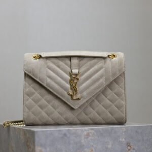 Gray matte·
ENVELOPE_medium envelope bag
The latest envelope bag with V pattern and rhombus, made of frosted cowhide imported from Italy. It is a very elegant style. It is paired with gold logo hardware and is very classic. It is versatile! It’s OK to carry it over the shoulder or cross-body! Can be pretended again! p650
Model: 487206
Size: 24×17.5×6cm