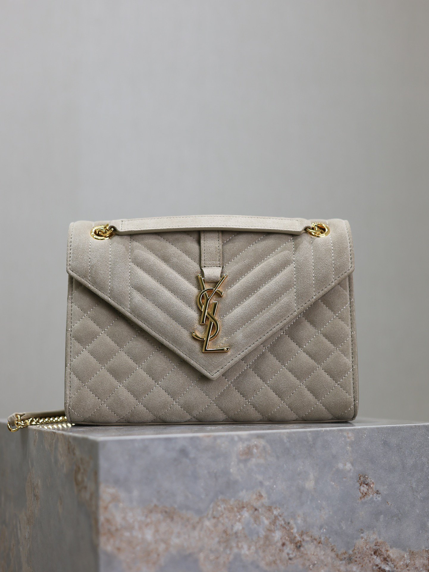 Gray matte·
ENVELOPE_medium envelope bag
The latest envelope bag with V pattern and rhombus, made of frosted cowhide imported from Italy. It is a very elegant style. It is paired with gold logo hardware and is very classic. It is versatile! It’s OK to carry it over the shoulder or cross-body! Can be pretended again! p650
Model: 487206
Size: 24×17.5×6cm
