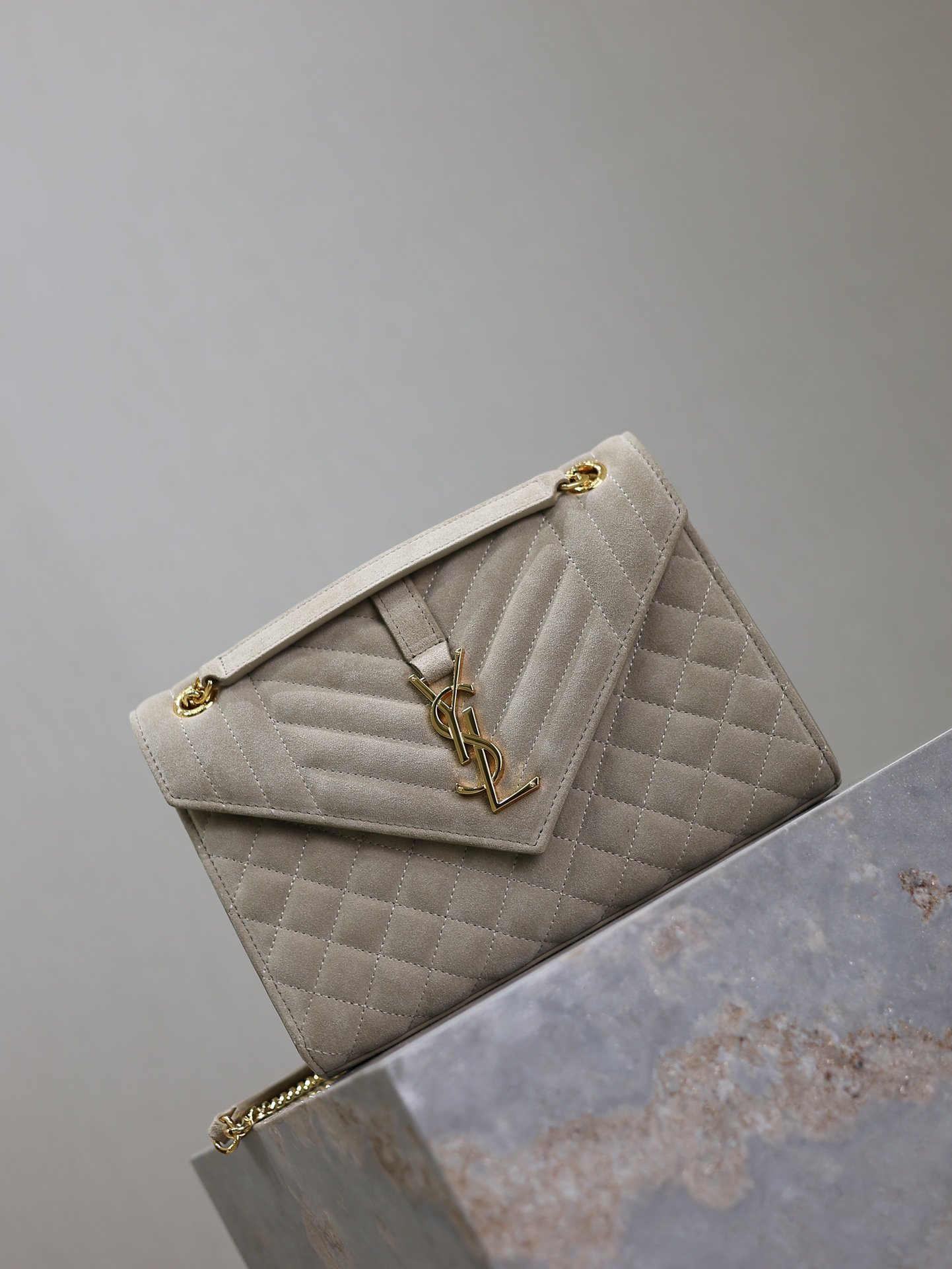 Gray matte·
ENVELOPE_medium envelope bag
The latest envelope bag with V pattern and rhombus, made of frosted cowhide imported from Italy. It is a very elegant style. It is paired with gold logo hardware and is very classic. It is versatile! It’s OK to carry it over the shoulder or cross-body! Can be pretended again! p650
Model: 487206
Size: 24×17.5×6cm - Image 2