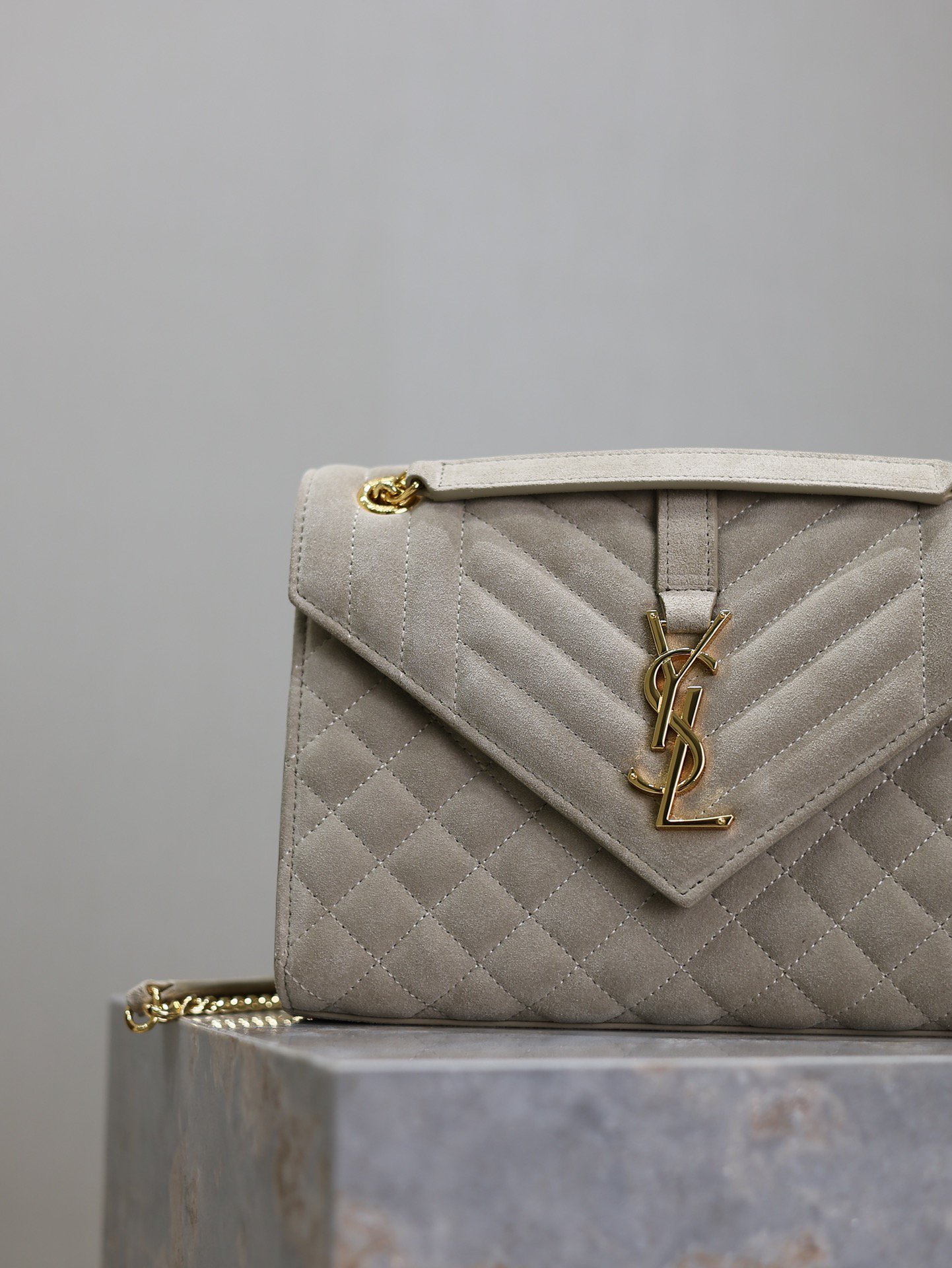 Gray matte·
ENVELOPE_medium envelope bag
The latest envelope bag with V pattern and rhombus, made of frosted cowhide imported from Italy. It is a very elegant style. It is paired with gold logo hardware and is very classic. It is versatile! It’s OK to carry it over the shoulder or cross-body! Can be pretended again! p650
Model: 487206
Size: 24×17.5×6cm - Image 3