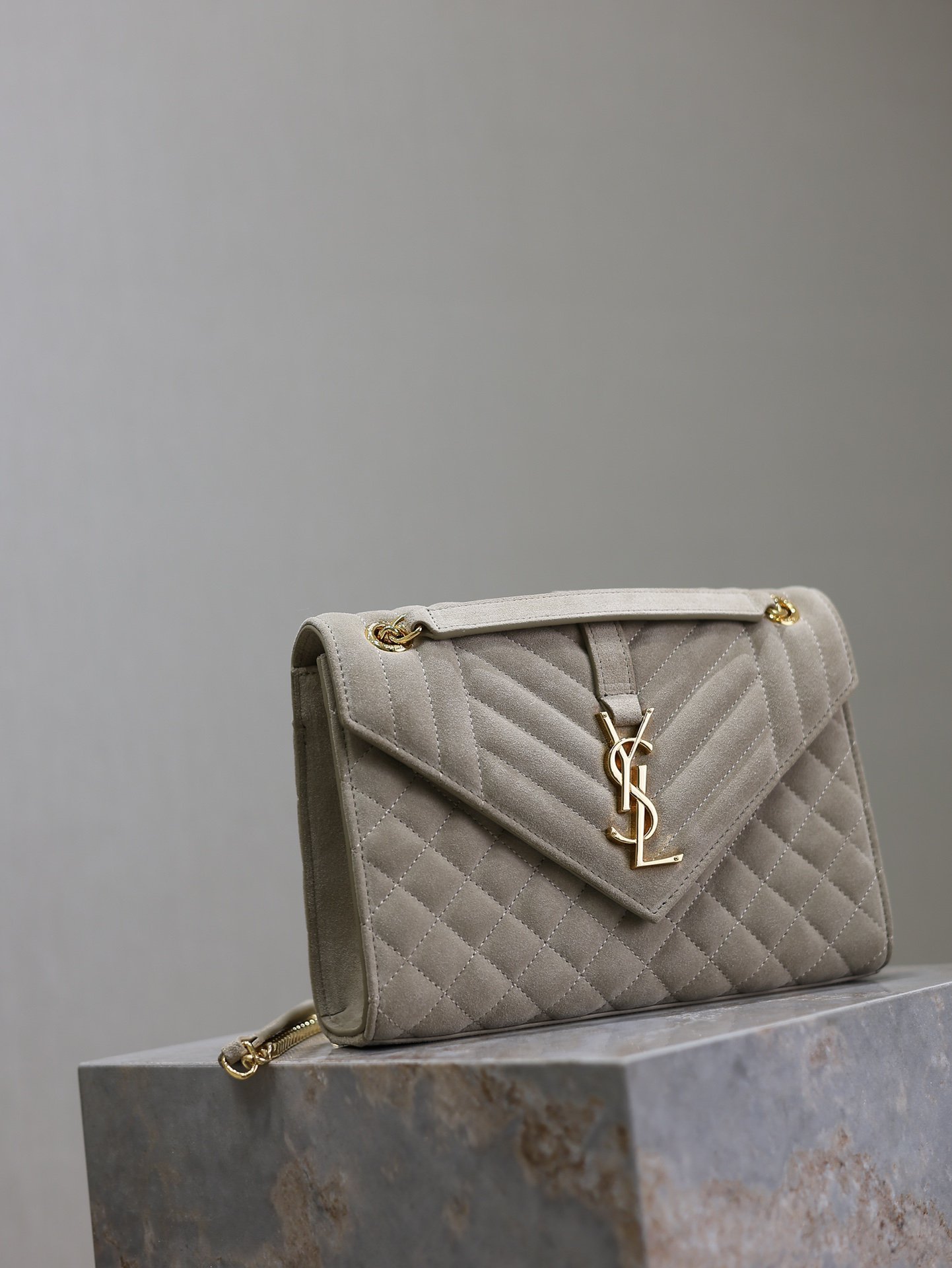 Gray matte·
ENVELOPE_medium envelope bag
The latest envelope bag with V pattern and rhombus, made of frosted cowhide imported from Italy. It is a very elegant style. It is paired with gold logo hardware and is very classic. It is versatile! It’s OK to carry it over the shoulder or cross-body! Can be pretended again! p650
Model: 487206
Size: 24×17.5×6cm - Image 4