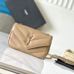 🌸 𝟮𝟱Early Spring New Style𝗟𝗼𝘂𝗟𝗼𝘂Mini
Envelope bag in soft lambskin with a glossy finish and herringbone quilted topstitching. Lightweight design, equipped with a detachable card holder, matching sliding chain, 🉑️shoulder carry🉑️crossbody, suitable for many occasions!
The new version of sheepskin is additionally coated, which is not only more durable, but also
It has more luster and looks very eye-catching at first glance😍
Size: 20x12x6cm
Style number: 821749