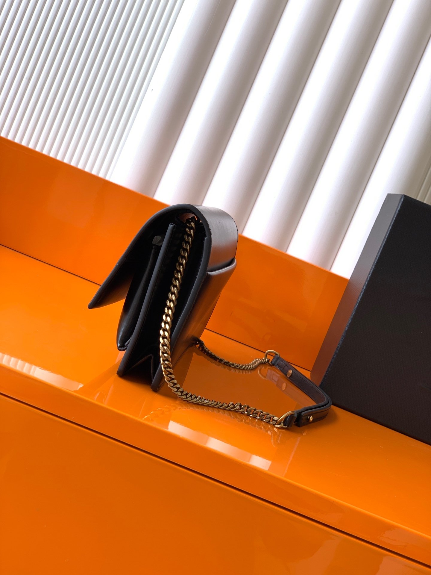 P【Exclusive background】❗❗Black plain antique gold❗❗
🆕YSL’s new sunset box clutch😎 can also be carried under the armpits! Classic SUNSET BOX leather clutch with signature CASSANDRE. This handbag is soft and practical. It is equipped with a thin chain strap that can be stored. It can be carried on the shoulder or used as a clutch bag. It is practical and fashionable👍
Model: 810997
Dimensions: 22x12x2cm - Image 2