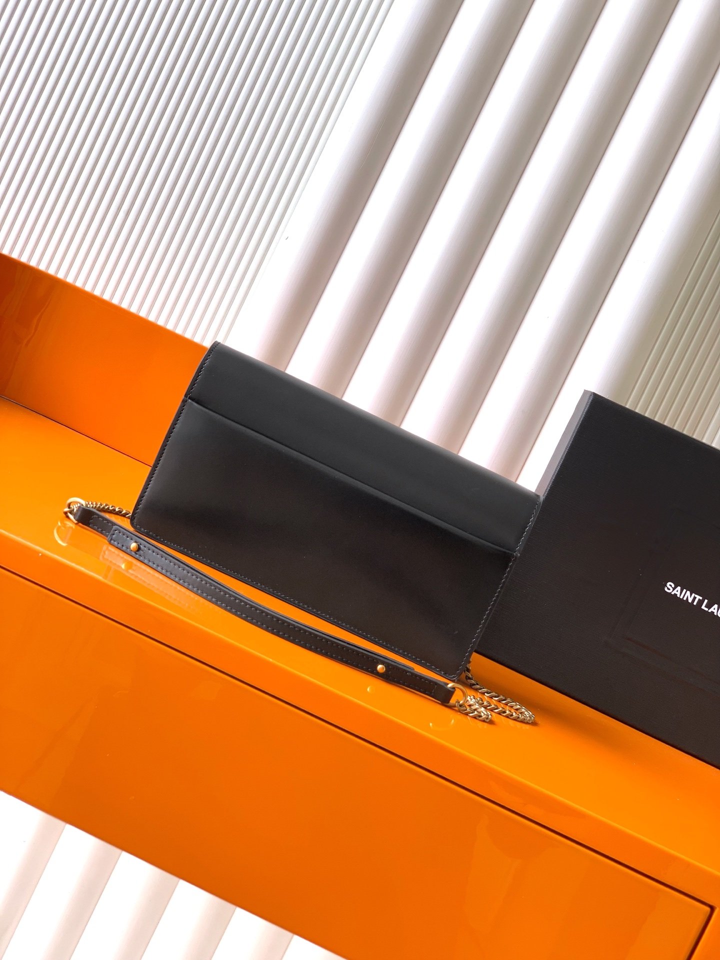 P【Exclusive background】❗❗Black plain antique gold❗❗
🆕YSL’s new sunset box clutch😎 can also be carried under the armpits! Classic SUNSET BOX leather clutch with signature CASSANDRE. This handbag is soft and practical. It is equipped with a thin chain strap that can be stored. It can be carried on the shoulder or used as a clutch bag. It is practical and fashionable👍
Model: 810997
Dimensions: 22x12x2cm - Image 3