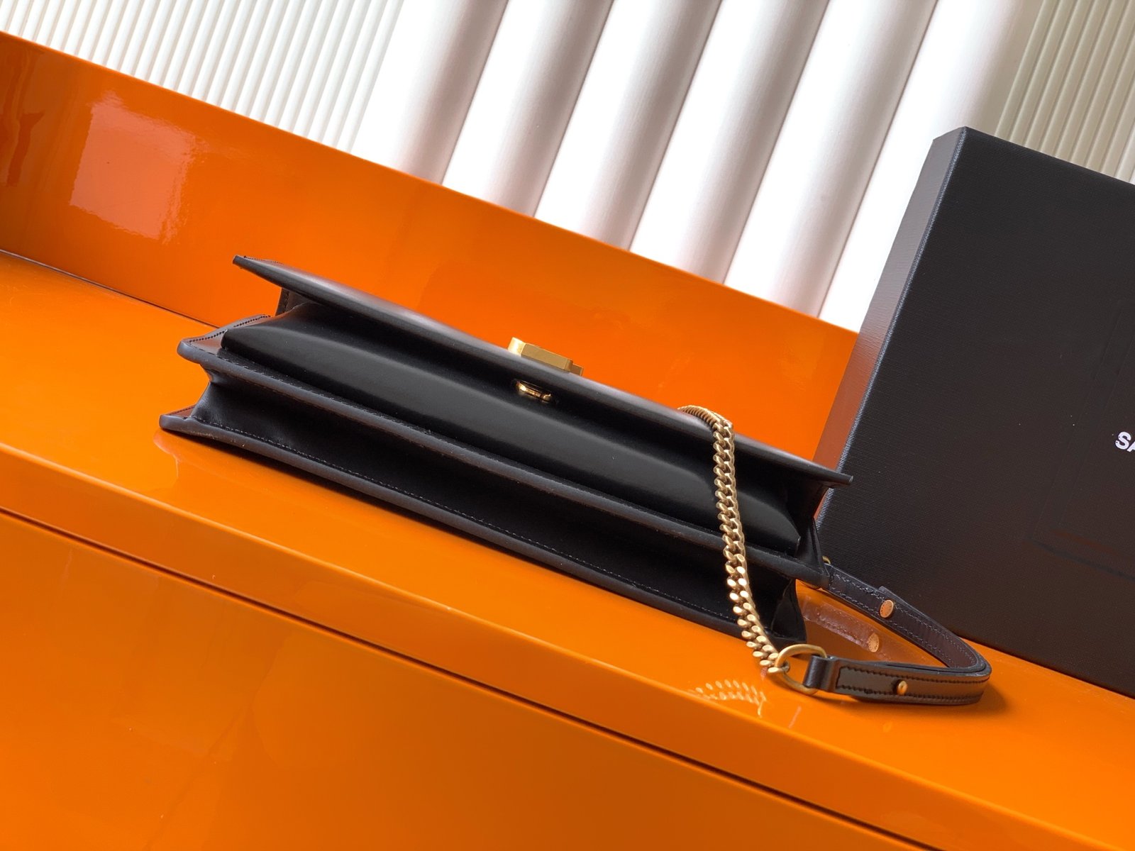 P【Exclusive background】❗❗Black plain antique gold❗❗
🆕YSL’s new sunset box clutch😎 can also be carried under the armpits! Classic SUNSET BOX leather clutch with signature CASSANDRE. This handbag is soft and practical. It is equipped with a thin chain strap that can be stored. It can be carried on the shoulder or used as a clutch bag. It is practical and fashionable👍
Model: 810997
Dimensions: 22x12x2cm - Image 4