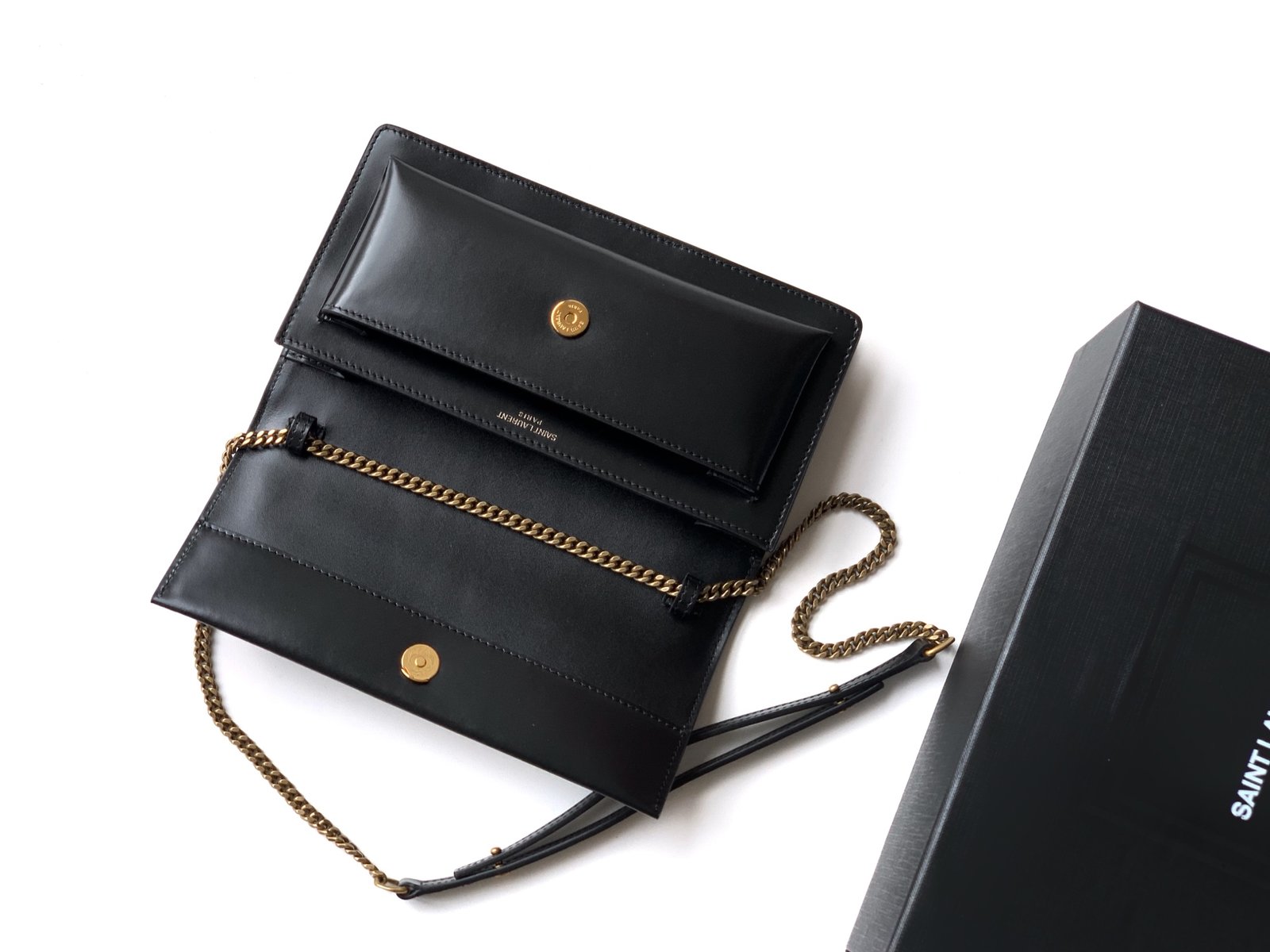 P【Exclusive background】❗❗Black plain antique gold❗❗
🆕YSL’s new sunset box clutch😎 can also be carried under the armpits! Classic SUNSET BOX leather clutch with signature CASSANDRE. This handbag is soft and practical. It is equipped with a thin chain strap that can be stored. It can be carried on the shoulder or used as a clutch bag. It is practical and fashionable👍
Model: 810997
Dimensions: 22x12x2cm - Image 5