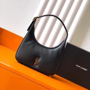 P【Exclusive background】❗❗Black sheepskin antique gold❗❗
🆕New product shipment YSL Saint Laurent women's CALYPSO mini embossed sheep leather HOBO handbag, made of imported Italian lambskin, soft and delicate to the touch, this simple handbag shows modern and versatile charm. Curved body design and metal accessories add to the bright style! Simple and fashionable essential item👑
Model: 791484
Size: 20×12×5cm