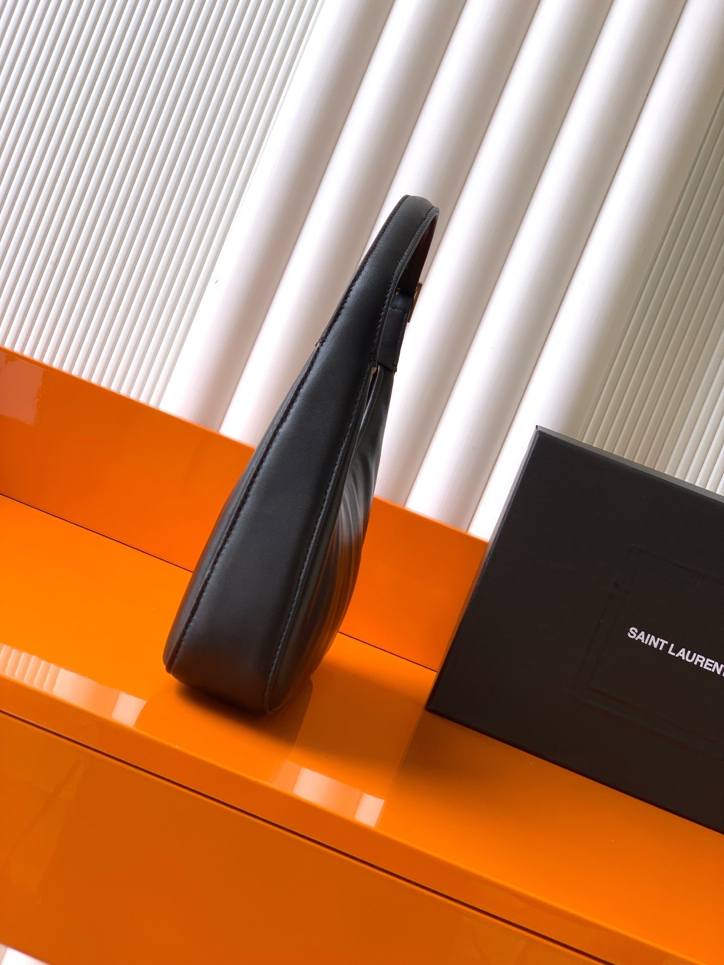 P【Exclusive background】❗❗Black sheepskin antique gold❗❗
🆕New product shipment YSL Saint Laurent women's CALYPSO mini embossed sheep leather HOBO handbag, made of imported Italian lambskin, soft and delicate to the touch, this simple handbag shows modern and versatile charm. Curved body design and metal accessories add to the bright style! Simple and fashionable essential item👑
Model: 791484
Size: 20×12×5cm - Image 2