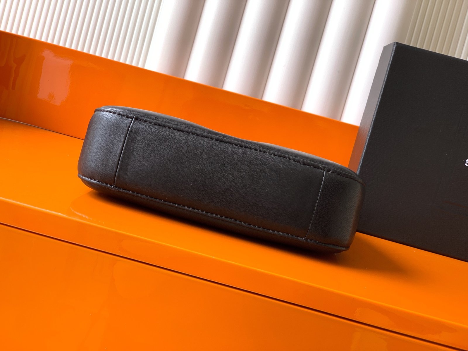 P【Exclusive background】❗❗Black sheepskin antique gold❗❗
🆕New product shipment YSL Saint Laurent women's CALYPSO mini embossed sheep leather HOBO handbag, made of imported Italian lambskin, soft and delicate to the touch, this simple handbag shows modern and versatile charm. Curved body design and metal accessories add to the bright style! Simple and fashionable essential item👑
Model: 791484
Size: 20×12×5cm - Image 4