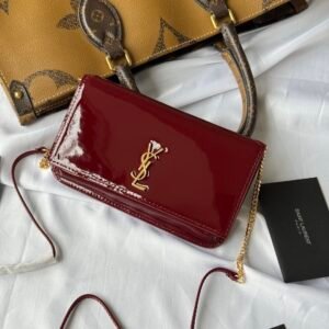 Jujube Patent Leather·
MONOGRAM Phone Holder mini bag_
For the small bag trend that is super popular right now, this one is definitely worth buying! Both appearance and practicality coexist, plus can be included, whether it is a boy or a girl, you can travel all over the world with just one!
Nowadays, small bags are the rule, so just get rid of the big one and just replace it with a small and exquisite one.
Size: 18x11x2cm
Model: 635095