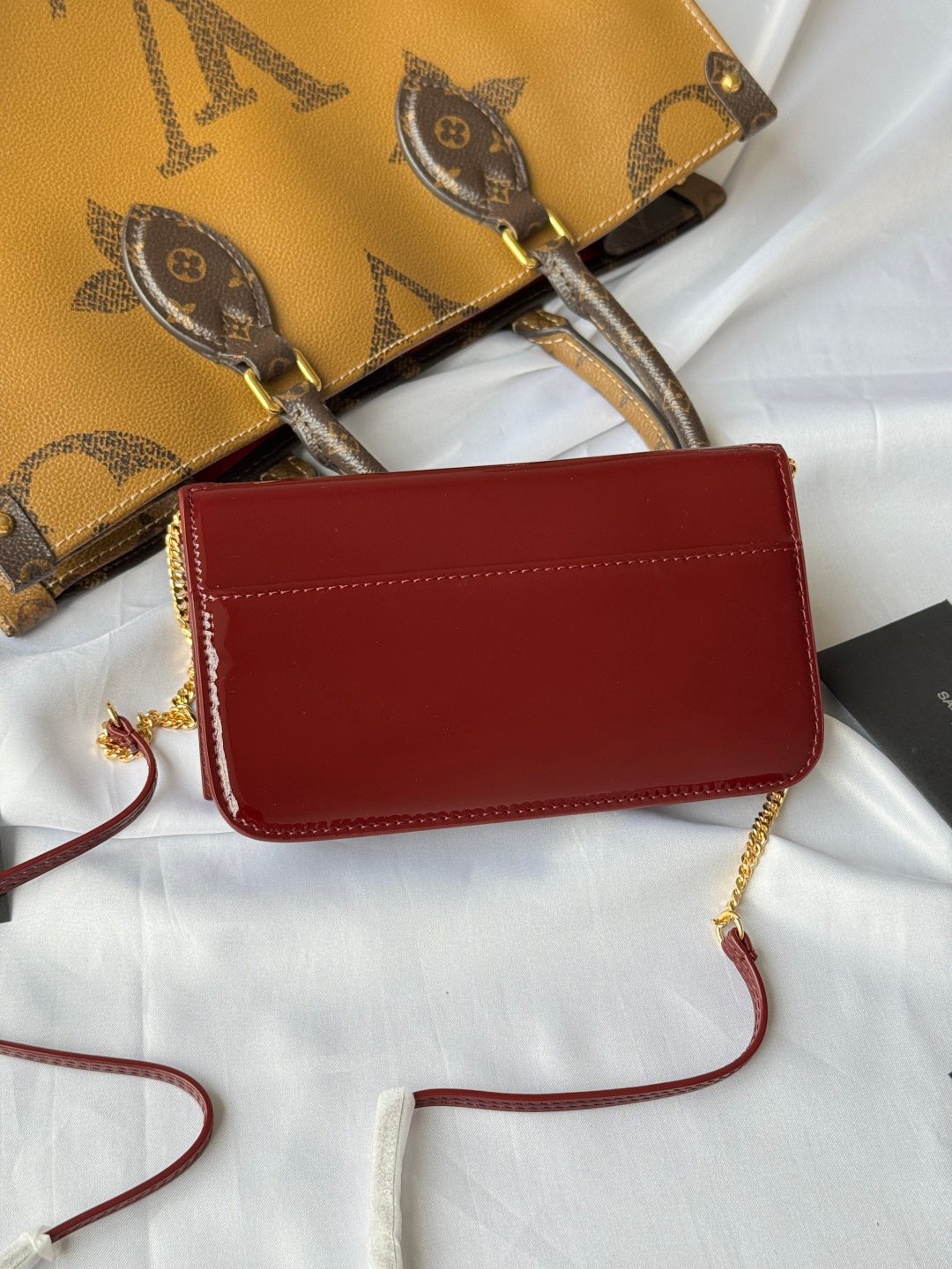 Jujube Patent Leather·
MONOGRAM Phone Holder mini bag_
For the small bag trend that is super popular right now, this one is definitely worth buying! Both appearance and practicality coexist, plus can be included, whether it is a boy or a girl, you can travel all over the world with just one!
Nowadays, small bags are the rule, so just get rid of the big one and just replace it with a small and exquisite one.
Size: 18x11x2cm
Model: 635095 - Image 2