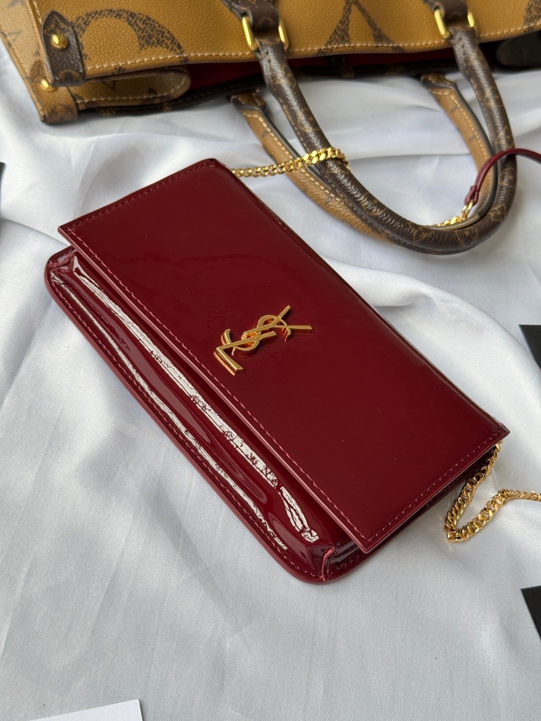 Jujube Patent Leather·
MONOGRAM Phone Holder mini bag_
For the small bag trend that is super popular right now, this one is definitely worth buying! Both appearance and practicality coexist, plus can be included, whether it is a boy or a girl, you can travel all over the world with just one!
Nowadays, small bags are the rule, so just get rid of the big one and just replace it with a small and exquisite one.
Size: 18x11x2cm
Model: 635095 - Image 3