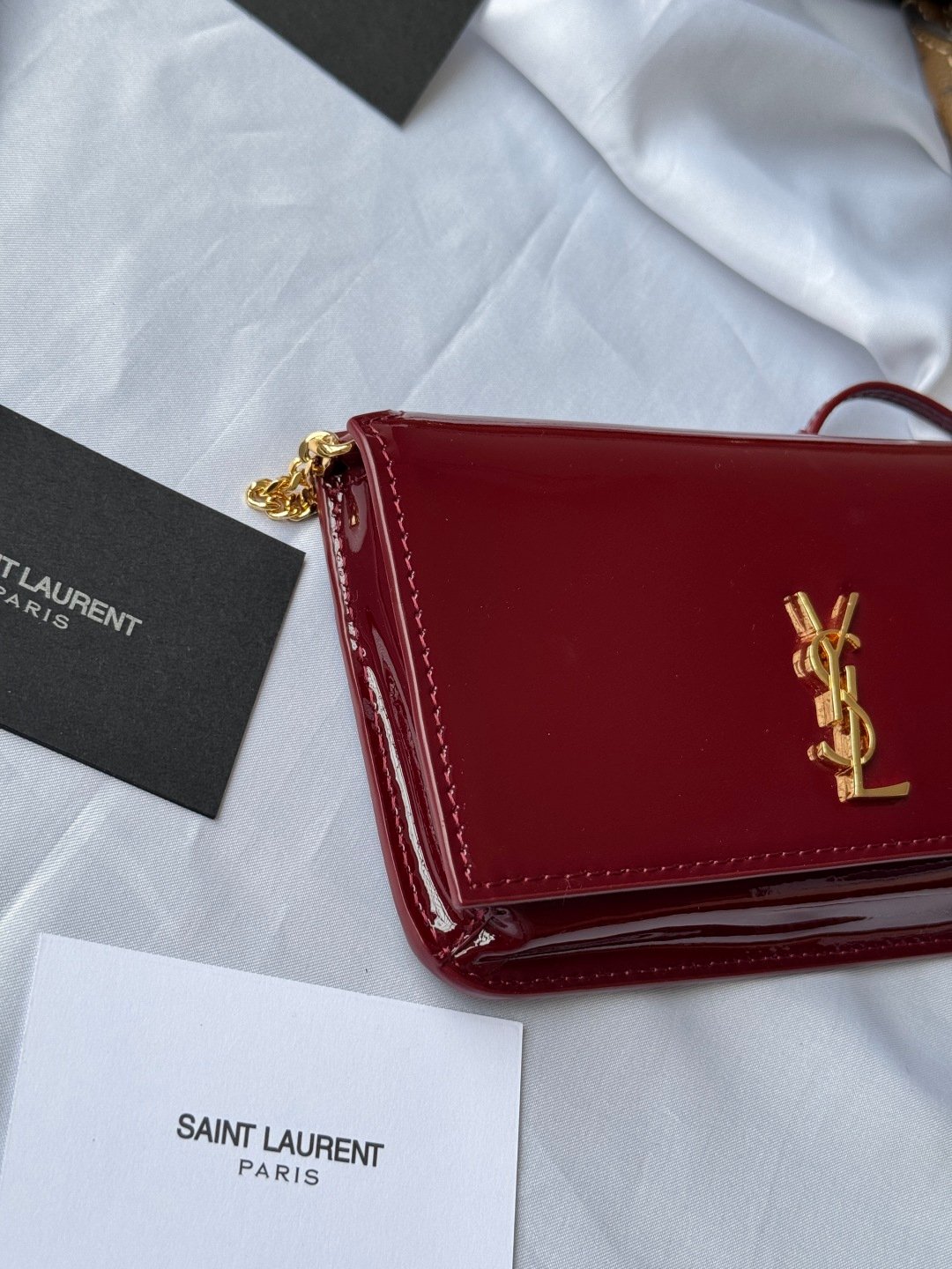 Jujube Patent Leather·
MONOGRAM Phone Holder mini bag_
For the small bag trend that is super popular right now, this one is definitely worth buying! Both appearance and practicality coexist, plus can be included, whether it is a boy or a girl, you can travel all over the world with just one!
Nowadays, small bags are the rule, so just get rid of the big one and just replace it with a small and exquisite one.
Size: 18x11x2cm
Model: 635095 - Image 4