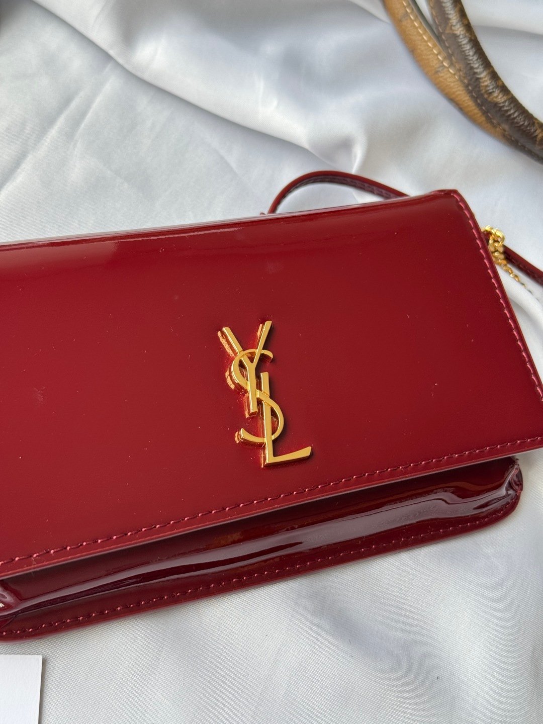 Jujube Patent Leather·
MONOGRAM Phone Holder mini bag_
For the small bag trend that is super popular right now, this one is definitely worth buying! Both appearance and practicality coexist, plus can be included, whether it is a boy or a girl, you can travel all over the world with just one!
Nowadays, small bags are the rule, so just get rid of the big one and just replace it with a small and exquisite one.
Size: 18x11x2cm
Model: 635095 - Image 5