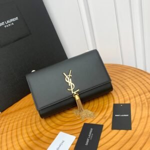 SLP plain gram gold chain bag, exquisite tassel charm, customized hardware, magnetic buckle flap, interior compartment bag!
Size:24cm*14.5*5.5
Model: