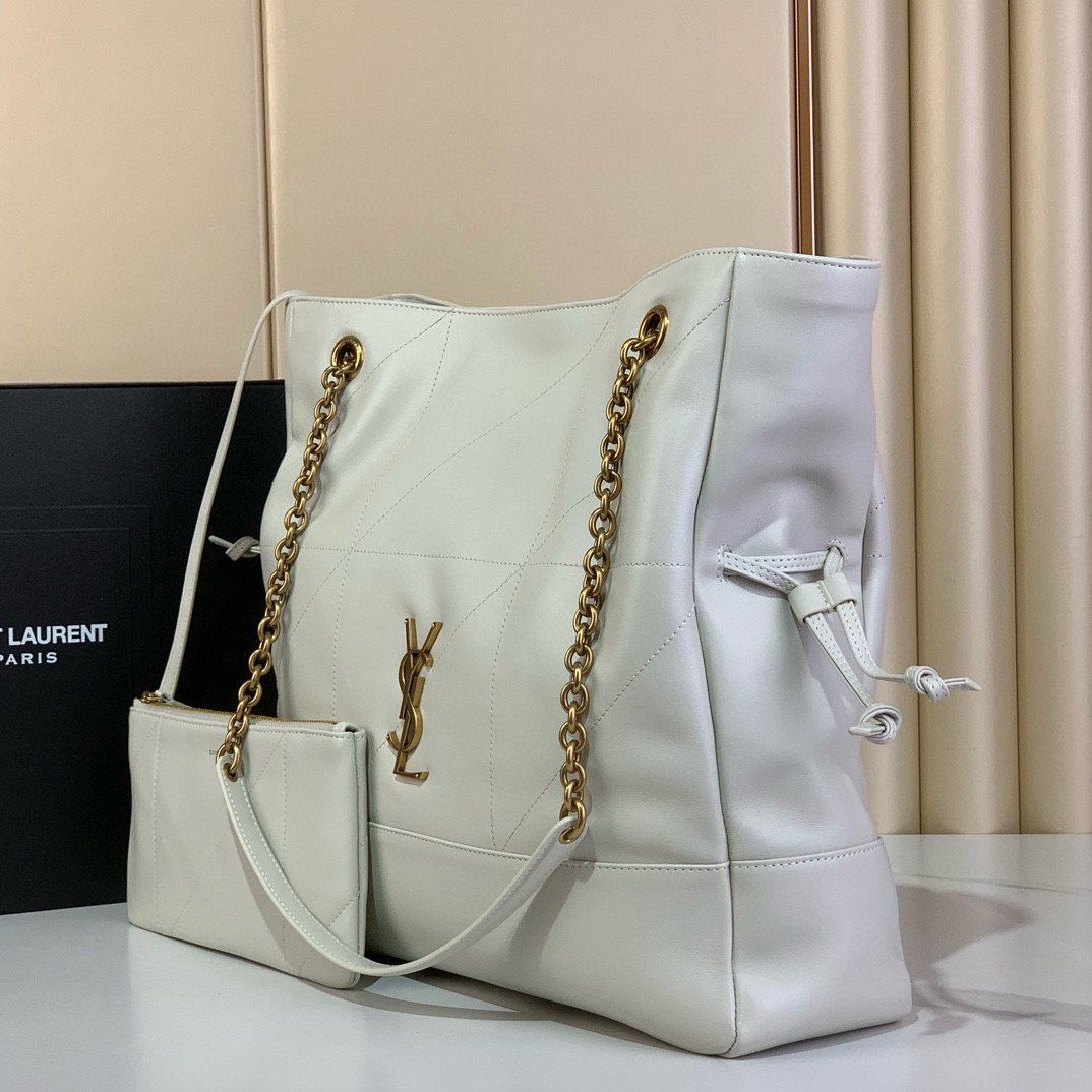 p1180 Style number: 809824 White Large 🌈
Jamie 4.3 Large POCHON_Lucky bag bucket bag
Soft lambskin imported from Italy. The drawstring design gives the handbag a natural and high-end pleated feel. The metal chain and the metal logo on the bag complement each other. The upper body naturally has a relaxed and fashionable feel. The shape of the lucky bag is more unique and attitude! Super large capacity, can fit a laptop💻
Size: 35×35×10cm - Image 3