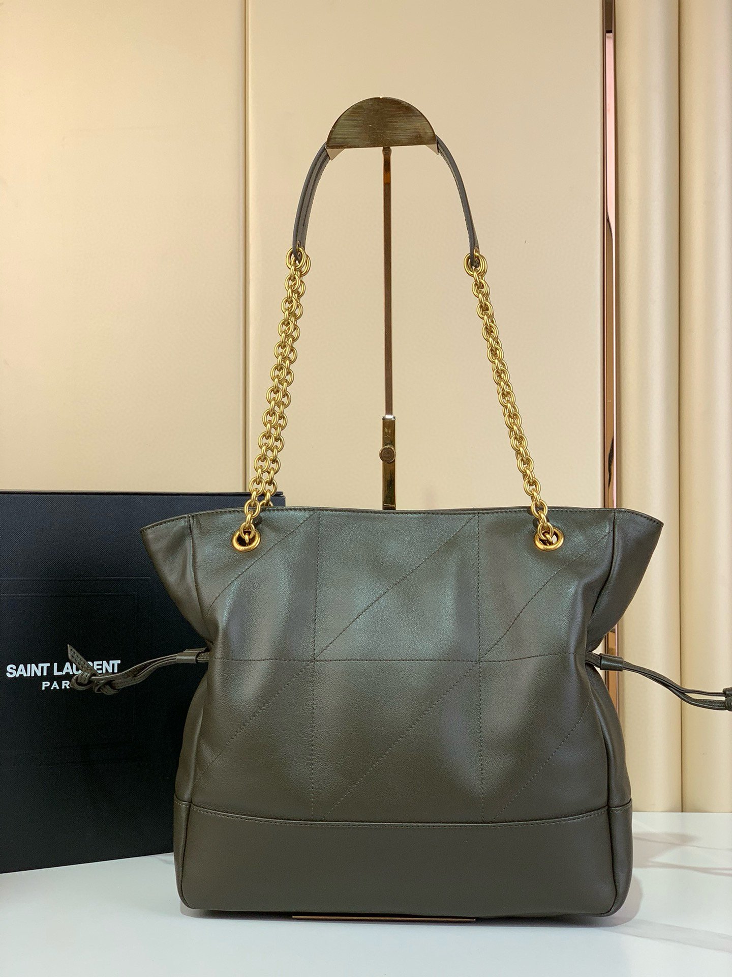 p1180 style number: 833948 green 🌈Small lucky bag
Jamie 4.3 Large POCHON_Lucky bag bucket bag
Soft lambskin imported from Italy. The drawstring design gives the handbag a natural and high-end pleated feel. The metal chain and the metal logo on the bag complement each other. The upper body naturally has a relaxed and fashionable feel. The shape of the lucky bag is more unique and attitude! Super large capacity, can fit a laptop💻
Dimensions: 27×29×11 - Image 2