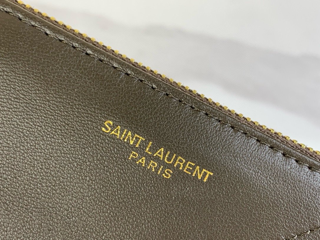 p1180 style number: 833948 green 🌈Small lucky bag
Jamie 4.3 Large POCHON_Lucky bag bucket bag
Soft lambskin imported from Italy. The drawstring design gives the handbag a natural and high-end pleated feel. The metal chain and the metal logo on the bag complement each other. The upper body naturally has a relaxed and fashionable feel. The shape of the lucky bag is more unique and attitude! Super large capacity, can fit a laptop💻
Dimensions: 27×29×11 - Image 5