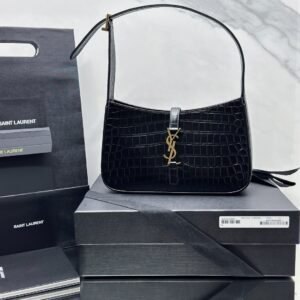 ▪️𝑳𝑬 5 𝐀̀ 7▪️
☑️P
As always, all come with full original factory packaging, one-size-fits-all tags, invoices, and upgraded imported ZP protective cotton cloth.
The armpit bag Y, which is so popular this year, is late but has arrived‼ ️
When I saw it at the time, I thought this name was so special. It was inspired by the niche movie "Cléo from 5 to 7", which tells the story of how the protagonist Cléo gradually reveals her independent female side between 5 and 7 o'clock after get off work and when she returns home. Looking back at the bag itself, the outline of the bag is simple and three-dimensional. It looks stiff but not too sharp.
Paired with the brand's iconic plug-in buckle, the overall look gives it a unique temperament that is both classic and elegant, yet also fashionable and modern.
Size: 24.5x16x6cm
Model: 657228 crocodile pattern original leather