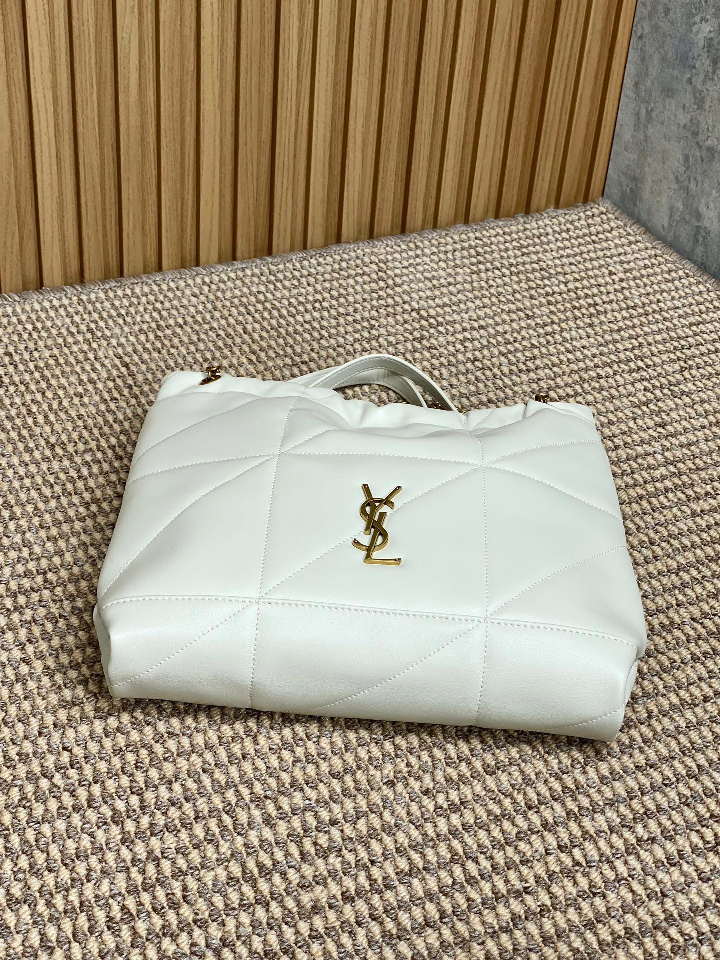 P YSL jamie's new model has a relaxed and relaxed feel, exquisite YSL logo, high-end sheepskin texture, ultra-high craftsmanship quilting, and the capacity is also very practical. It is enough for going out. I love it so much. Size: 39x33x2cm Code 781666 - Image 3