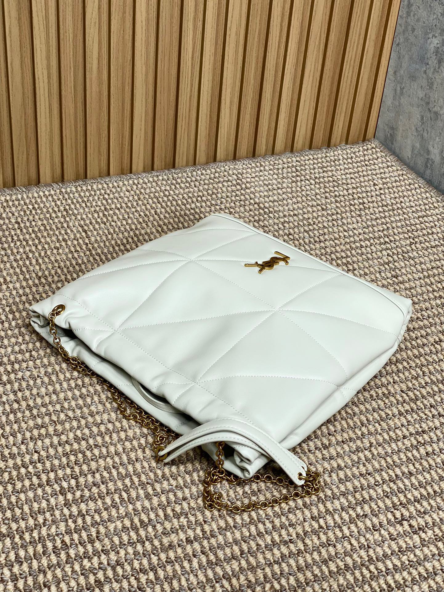 P YSL jamie's new model has a relaxed and relaxed feel, exquisite YSL logo, high-end sheepskin texture, ultra-high craftsmanship quilting, and the capacity is also very practical. It is enough for going out. I love it so much. Size: 39x33x2cm Code 781666 - Image 4