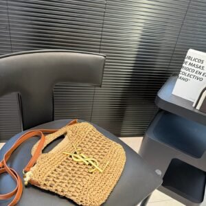 Yves Saint Laurent woven tote bag, a simple matching bag, very elegant. Matching clothes is also easy. Size: 24 20 Item No. 58930