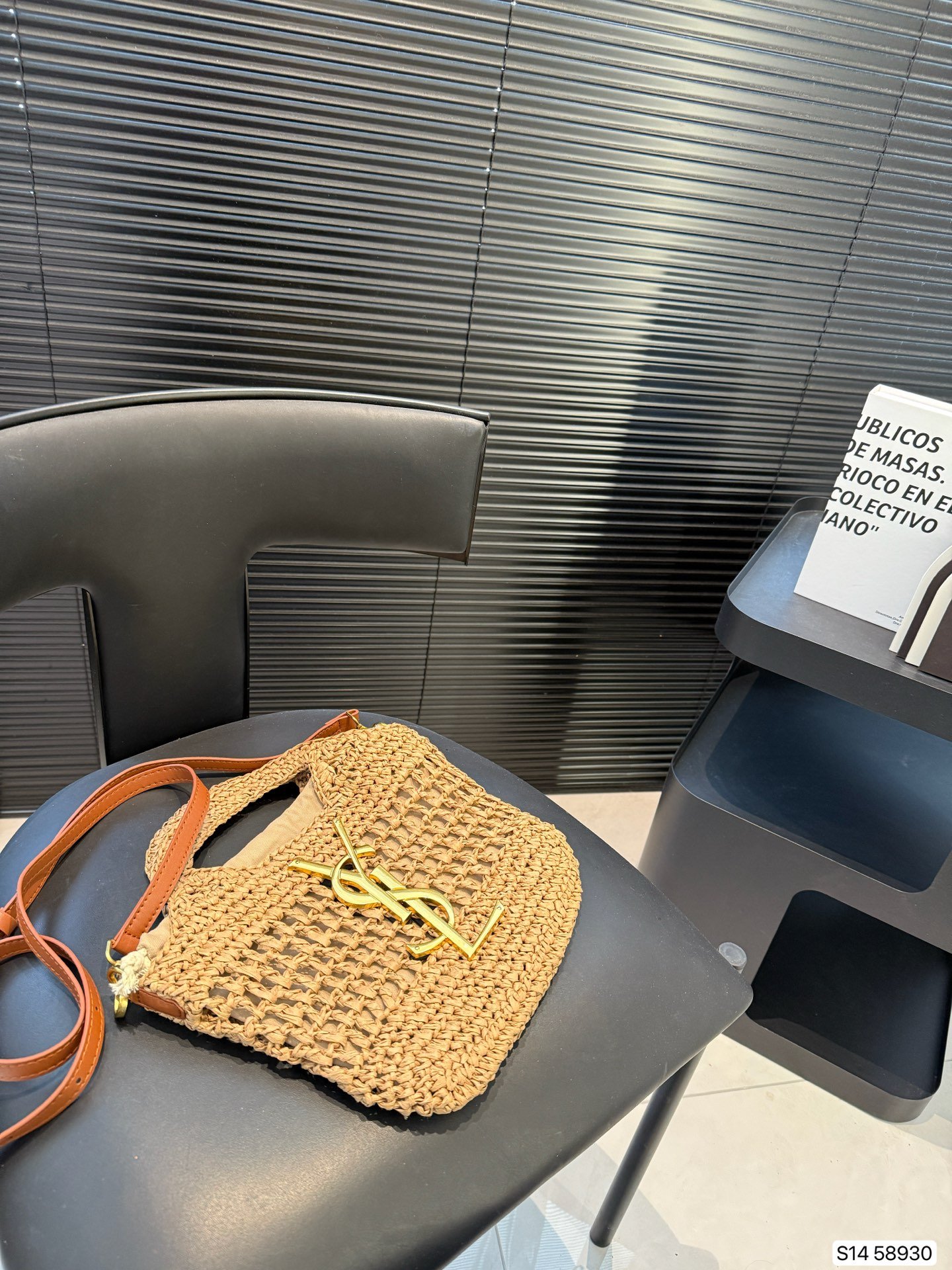 Yves Saint Laurent woven tote bag, a simple matching bag, very elegant. Matching clothes is also easy. Size: 24 20 Item No. 58930