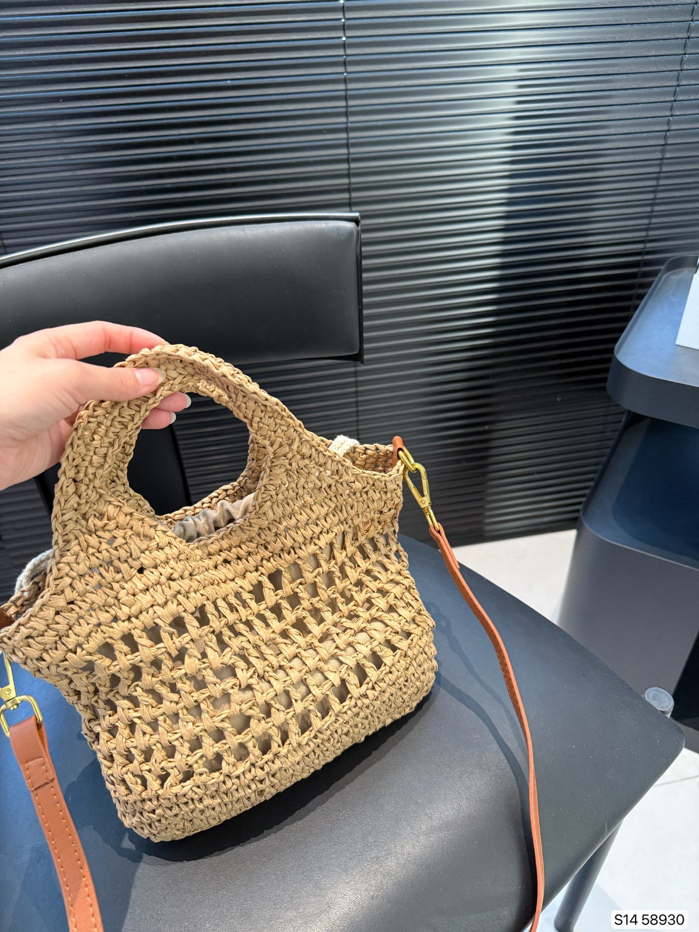 Yves Saint Laurent woven tote bag, a simple matching bag, very elegant. Matching clothes is also easy. Size: 24 20 Item No. 58930 - Image 5