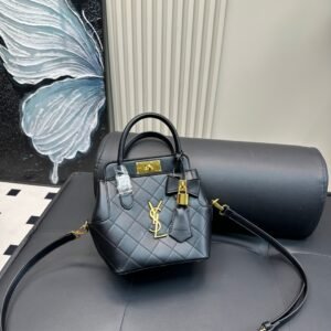 with gift box
YSL Saint Laurent tote bag
Turn your back into a goddess in seconds
The capacity is huge, so you can handle it every day when you go out on the street!
Size: 17.21